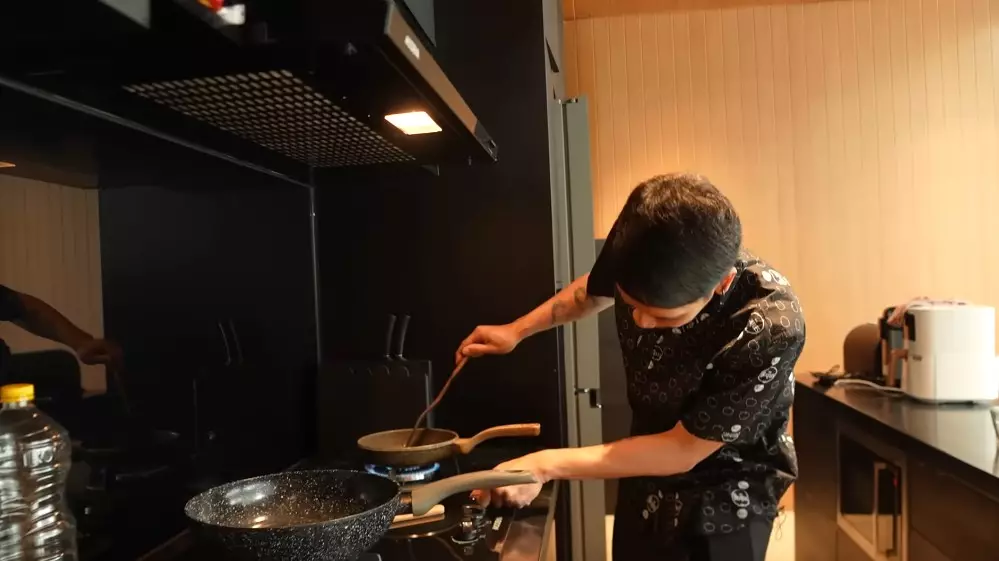 Natasha Rizky dapur serba hitam © YouTube