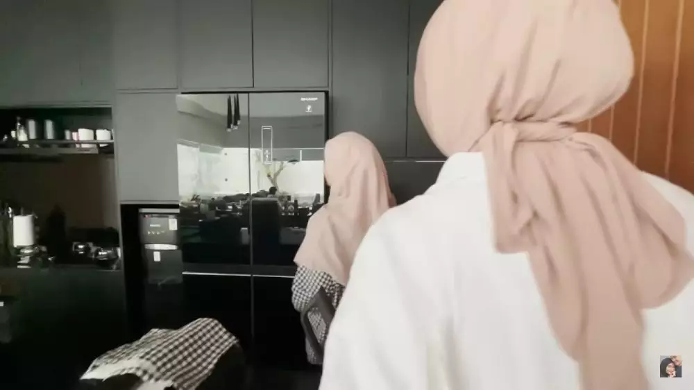 Natasha Rizky dapur serba hitam © YouTube