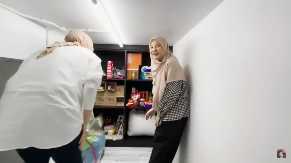 Natasha Rizky dapur serba hitam © YouTube