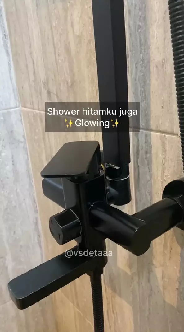 enyahkan kerak di pintu kamar mandi © TikTok enyahkan kerak di pintu kamar mandi © TikTok