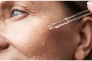 Tak perlu gel lidah buaya, begini cara membuat serum retinol untuk cegah penuaan pakai 1 jenis sayur