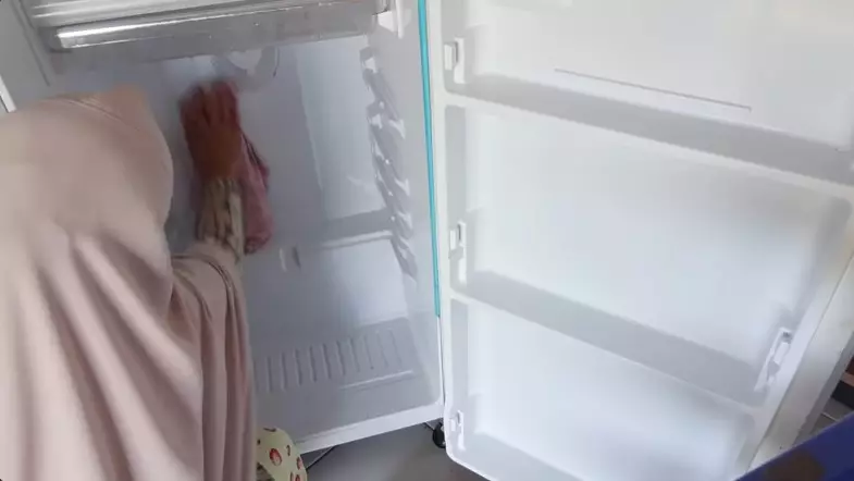 Bukan disiram air garam, ini cara mencairkan bunga es © YouTube