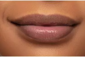 Tak perlu beli lip serum, ini cara cerahkan bibir hitam secara alami agar lebih sehat dan pink merona