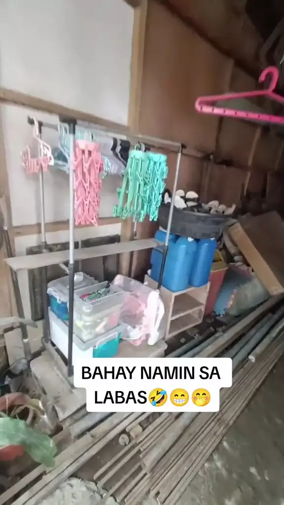 rumah dari luar tampak kumuh  © 2024 TikTok