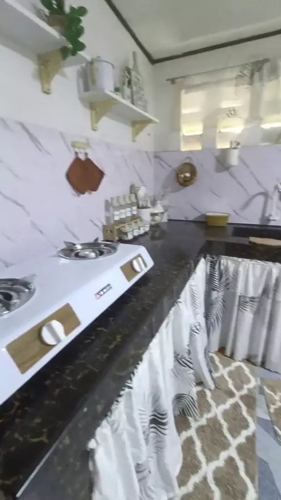 rumah dari luar tampak kumuh  © 2024 TikTok