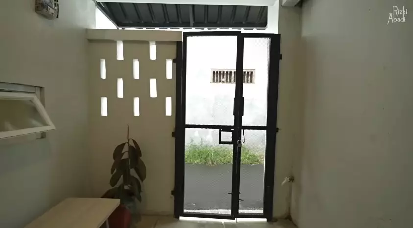 Bekas garasi disulap jadi rumah mungil © YouTube