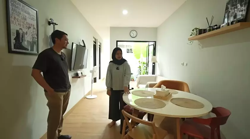 Bekas garasi disulap jadi rumah mungil © YouTube
