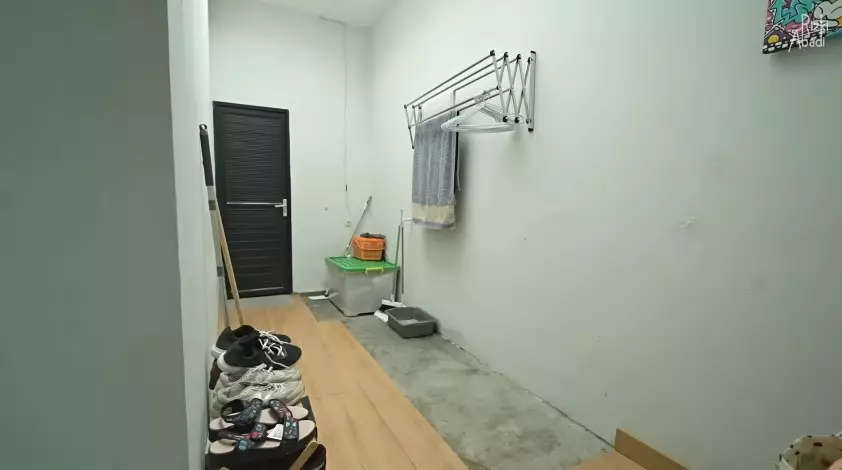 Bekas garasi disulap jadi rumah mungil © YouTube