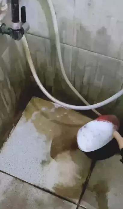 trik basmi kerak di lantai kamar mandi dalam 5 menit © Instagram trik basmi kerak di lantai kamar mandi dalam 5 menit © Instagram