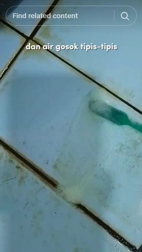 bersihkan noda membandel di lantai kamar mandi © TikTok