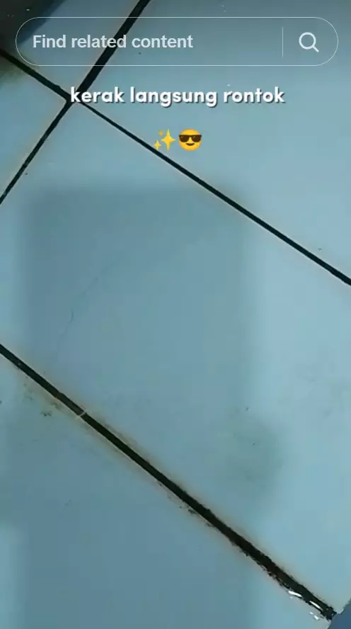 bersihkan noda membandel di lantai kamar mandi © TikTok