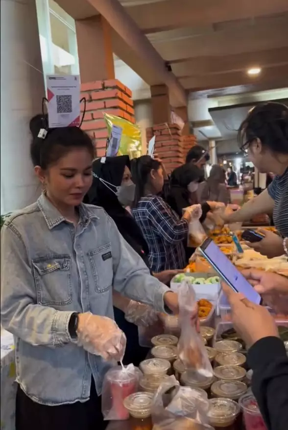 Karina Ranau jualan takjil © Instagram