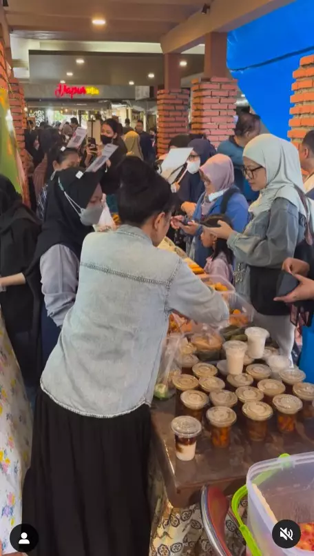 Karina Ranau jualan takjil © Instagram