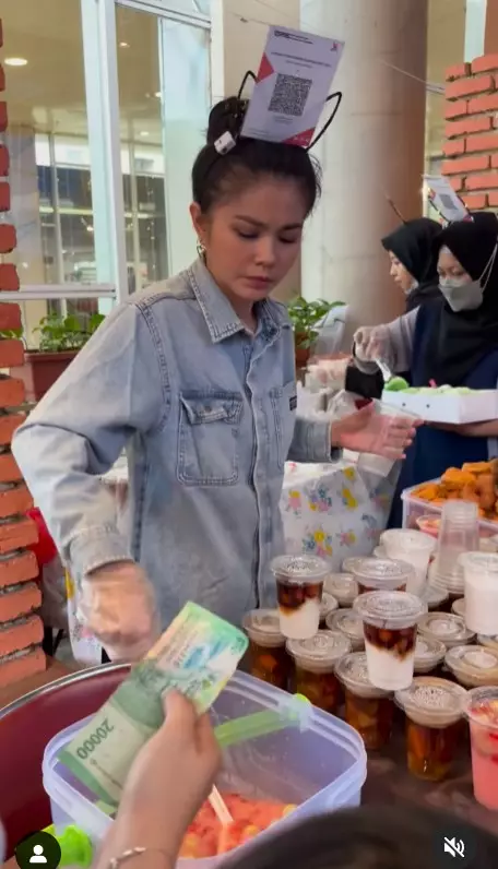 Karina Ranau jualan takjil © Instagram