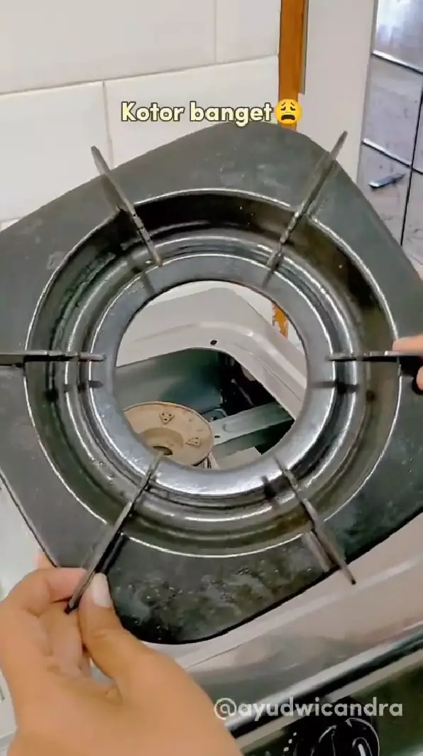 bersihkan kerak tungku kompor 2 bahan dapur © TikTok