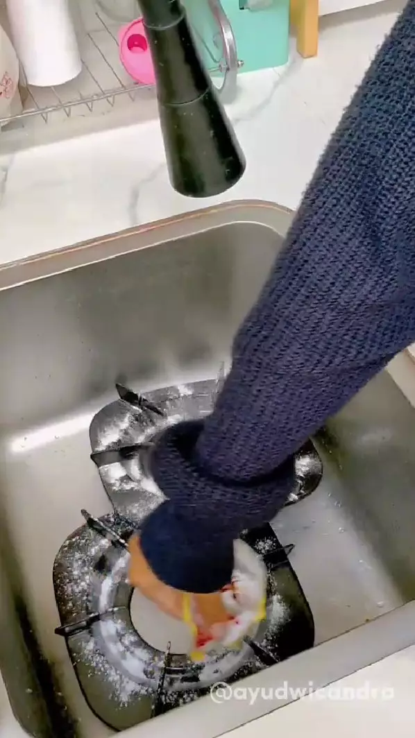 bersihkan kerak tungku kompor 2 bahan dapur © TikTok