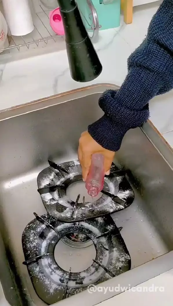 bersihkan kerak tungku kompor 2 bahan dapur © TikTok