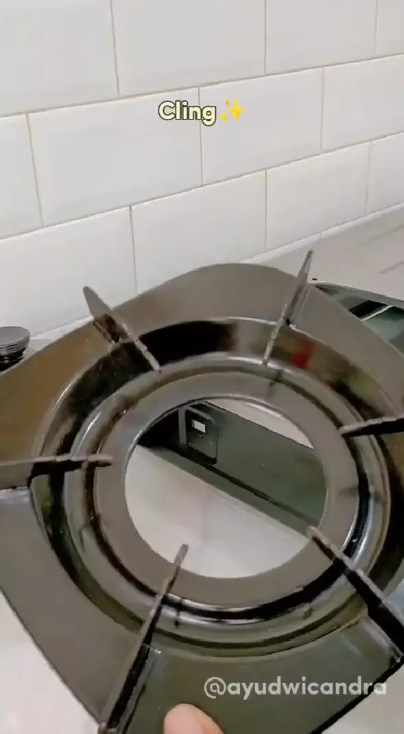 bersihkan kerak tungku kompor 2 bahan dapur © TikTok