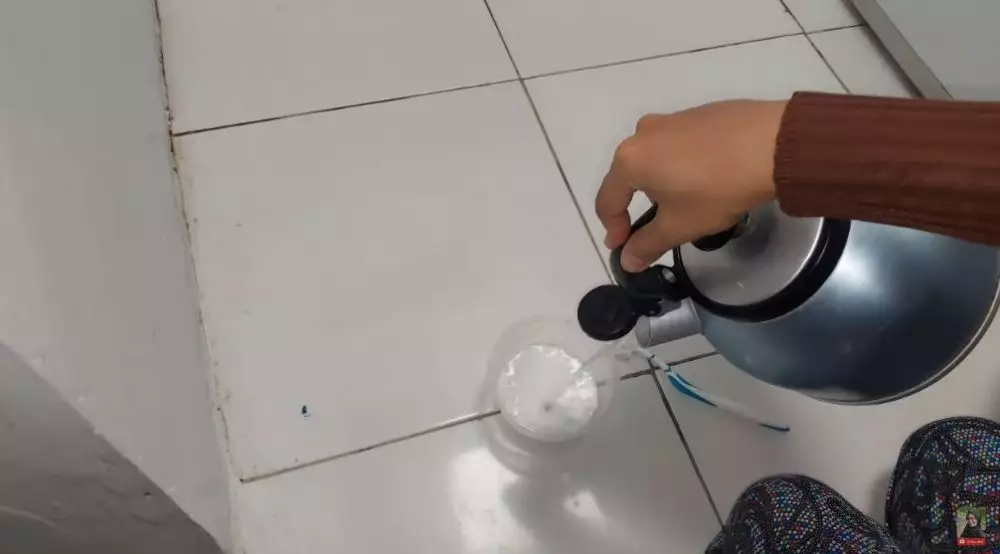 trik bersihkan bintik hitam di sarung bantal © YouTube