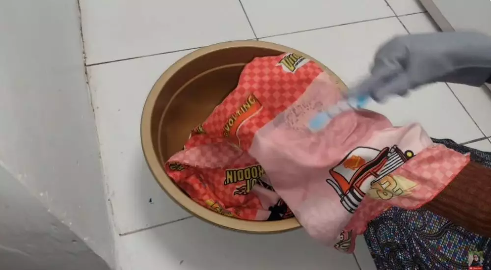 trik bersihkan bintik hitam di sarung bantal © YouTube