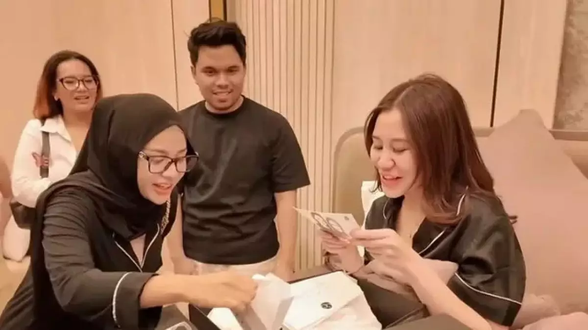 Momen Aurel Hermansyah beri Aaliyah kado tas branded senilai Rp43 juta, netizen: periparannya panutan!