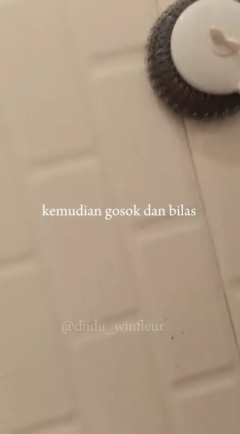 bersihkan dinding kamar mandi berjamur 2 bahan dapur © 2024 brilio.net