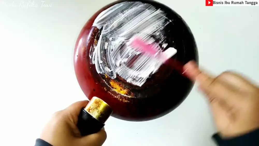 cara bersihkan pantat wajan pakai 3 bahan youtube © 2023 brilio.net