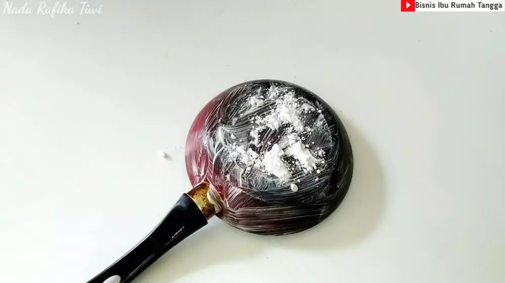 cara bersihkan pantat wajan pakai 3 bahan youtube © 2023 brilio.net