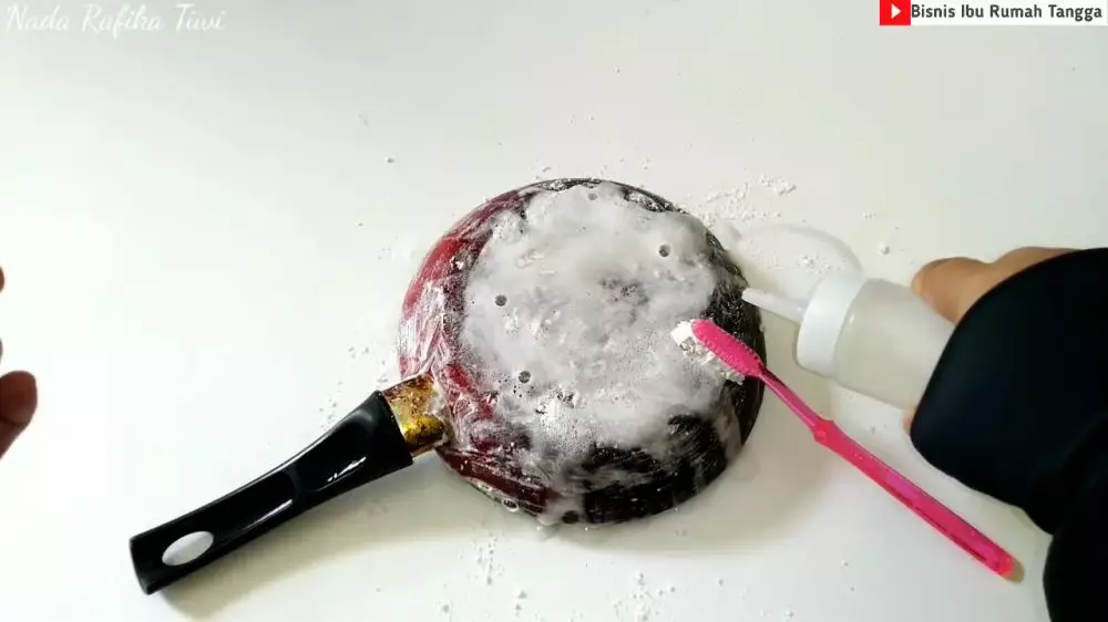 cara bersihkan pantat wajan pakai 3 bahan youtube © 2023 brilio.net