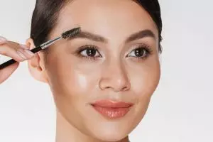 Bukan pakai minyak kelapa, ini cara bikin alis botak jadi tumbuh lebat pakai 1 jenis rempah dapur