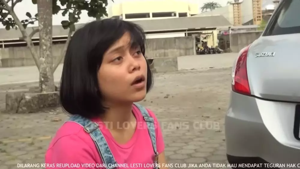 Lesty Kejora belajar nyetir mobil © YouTube