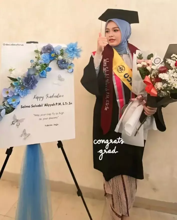 momen kelulusan sarjana Salma Salsabil © berbagai sumber momen kelulusan sarjana Salma Salsabil © berbagai sumber