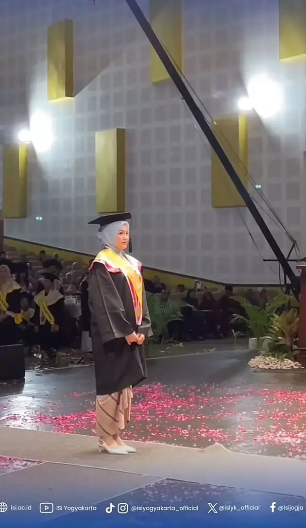 momen kelulusan sarjana Salma Salsabil © berbagai sumber momen kelulusan sarjana Salma Salsabil © berbagai sumber