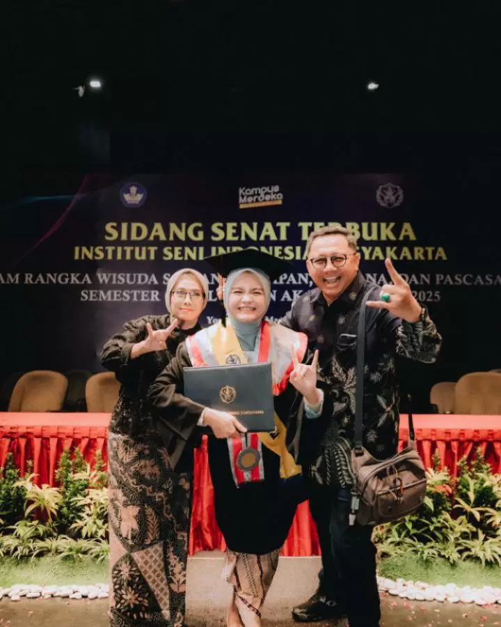 momen kelulusan sarjana Salma Salsabil © berbagai sumber momen kelulusan sarjana Salma Salsabil © berbagai sumber
