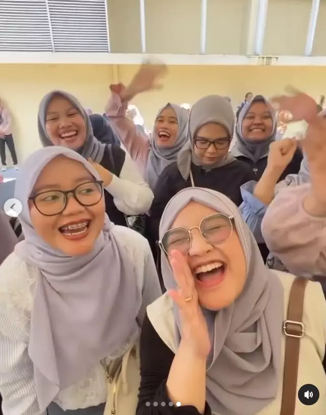 momen kelulusan sarjana Salma Salsabil © berbagai sumber momen kelulusan sarjana Salma Salsabil © berbagai sumber