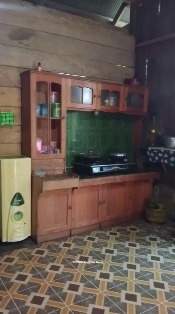Emak emak makeover dapur buluk © TikTok Emak emak makeover dapur buluk © TikTok