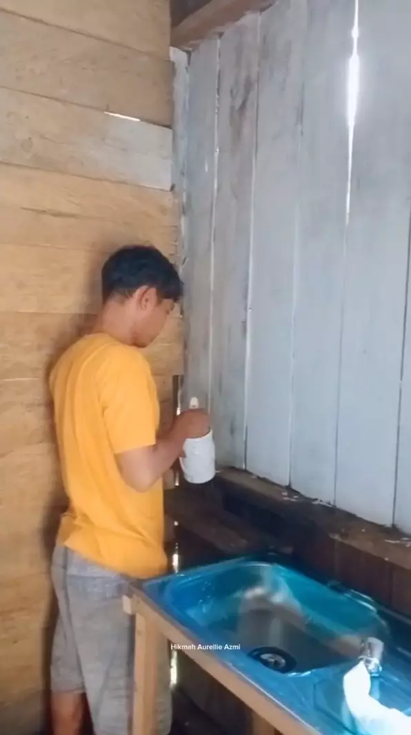 Emak emak makeover dapur buluk © TikTok Emak emak makeover dapur buluk © TikTok