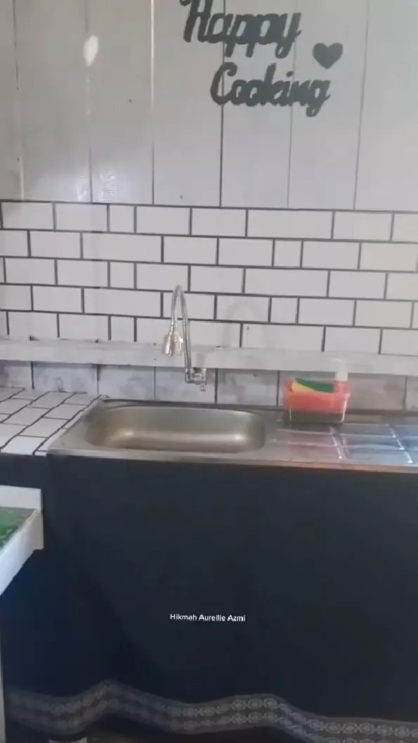 Emak emak makeover dapur buluk © TikTok Emak emak makeover dapur buluk © TikTok