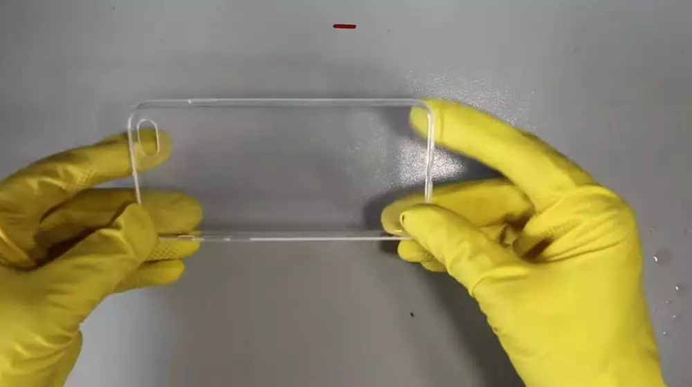 trik bersihkan casing HP menguning © YouTube