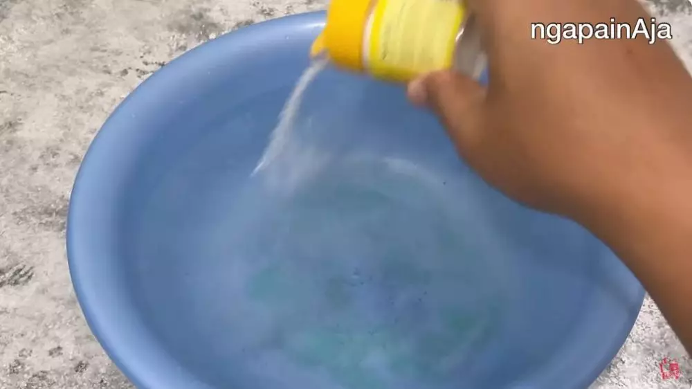 trik basmi jamur hitam yang mengerak di saringan plastik © YouTube