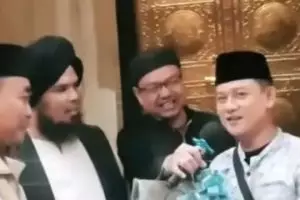 Terungkap detik-detik Bobon Santoso mualaf, berawal tantangan ucap syahadat dari Ustaz Derry Sulaiman
