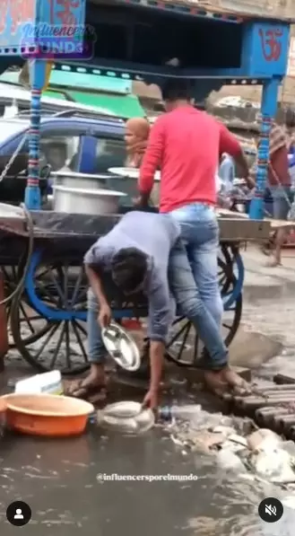 Cara cuci piring pedagang kaki lima di India © Instagram Cara cuci piring pedagang kaki lima di India © Instagram