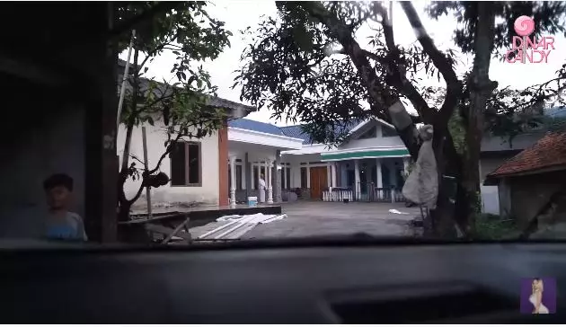 hunian Dinar Candy di kampung mepet sawah © YouTube