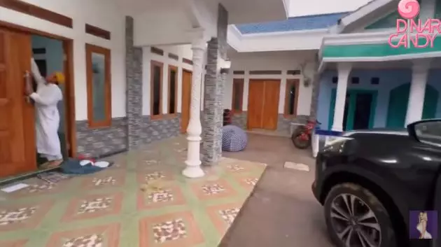 hunian Dinar Candy di kampung mepet sawah © YouTube
