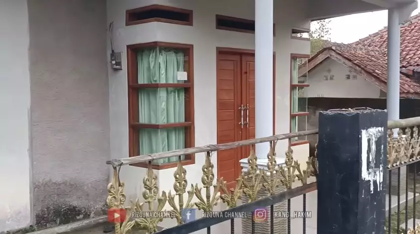 Rumah ibunda Nike Ardilla kosong © YouTube
