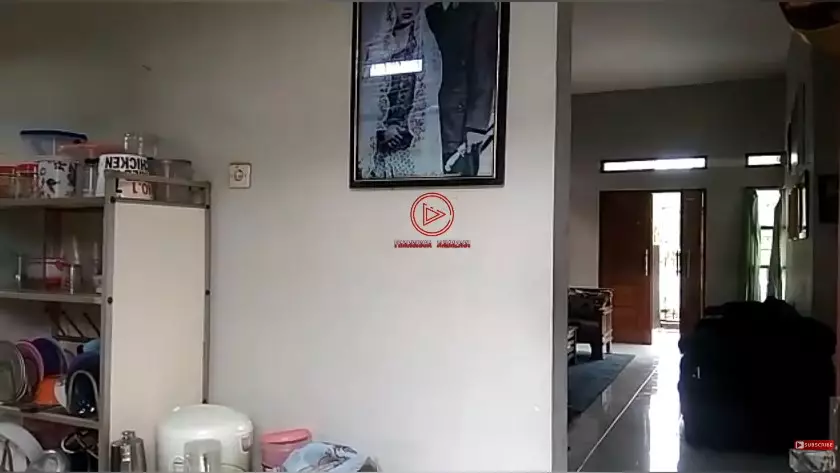 Rumah ibunda Nike Ardilla kosong © YouTube