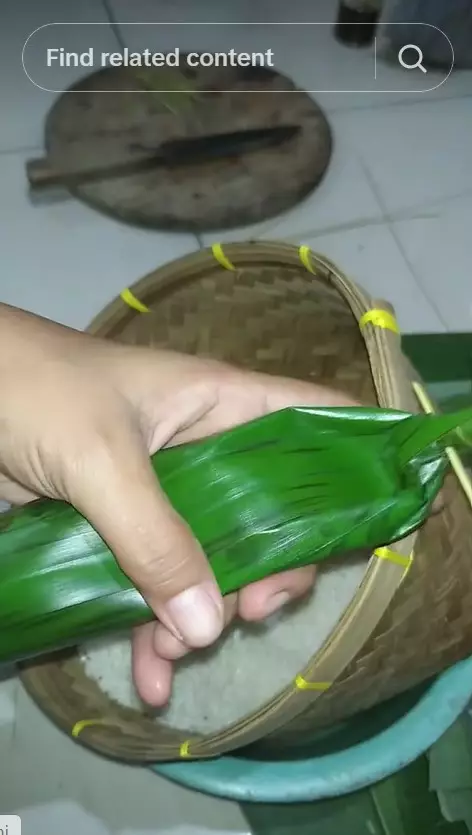 trik cepat melenturkan daun pisang pakai setrika © TikTok
