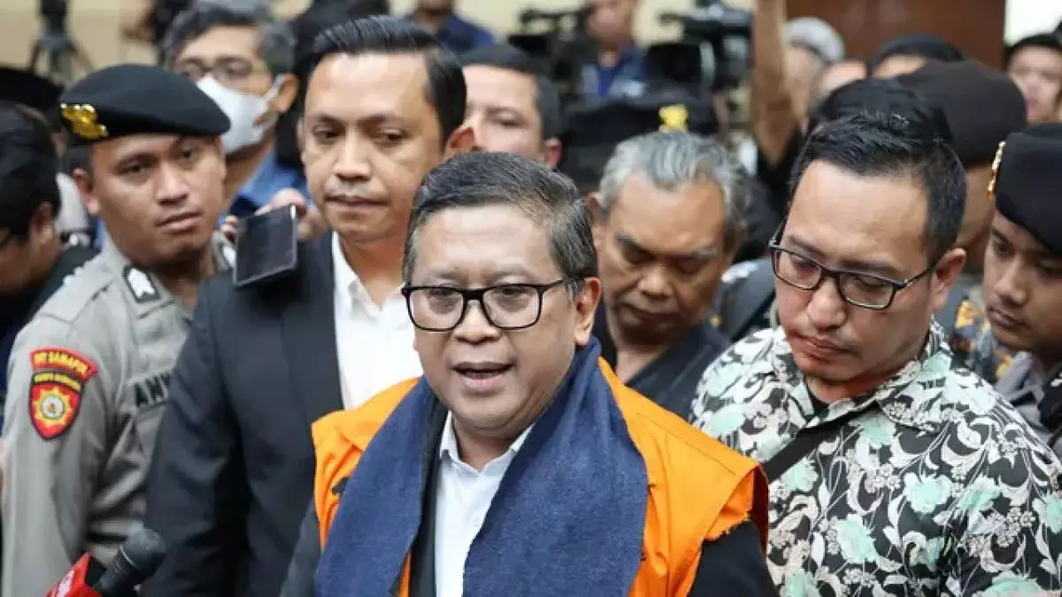 Jalani sidang perdana kasus suap, Hasto Kristiyanto: Saya hadapi dengan kepala tegak dan senyuman