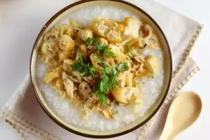 Resep bubur ayam magic com, menu sahur praktis yang mengenyangkan
