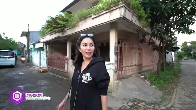 rumah masa kecil Nikita Mirzani © YouTube rumah masa kecil Nikita Mirzani © YouTube